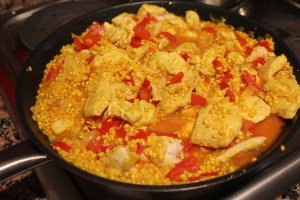 Kjúklingabitar settir á pönnuna, öllu blandað vel saman.