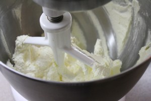 Hræra smjöri og sykri vel saman