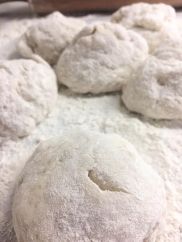 Búið að skipta deiginu upp í kúlur